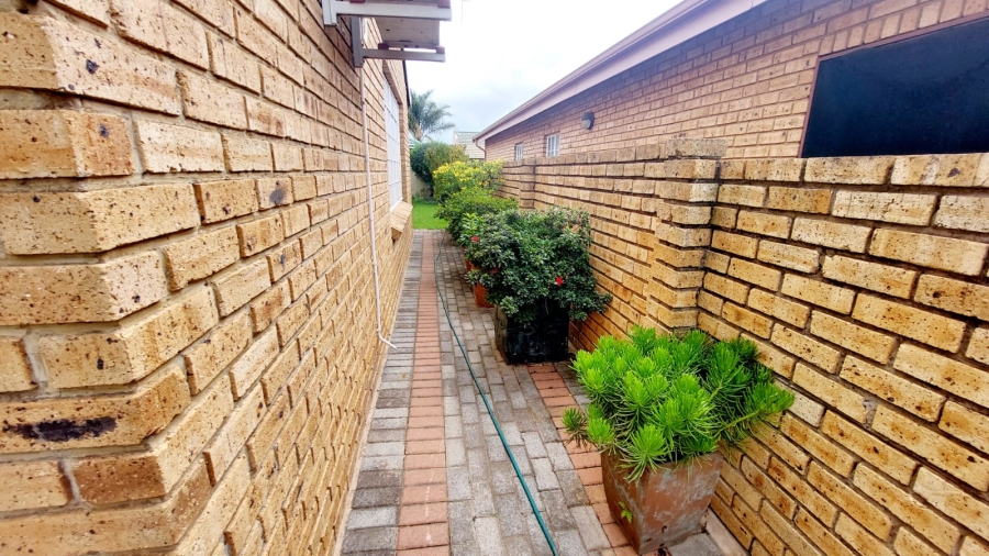 3 Bedroom Property for Sale in Eike Park Gauteng