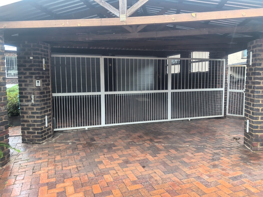 4 Bedroom Property for Sale in Kloofendal Gauteng