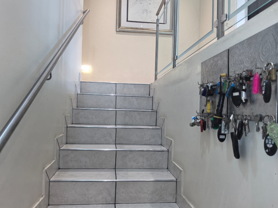 4 Bedroom Property for Sale in Kloofendal Gauteng