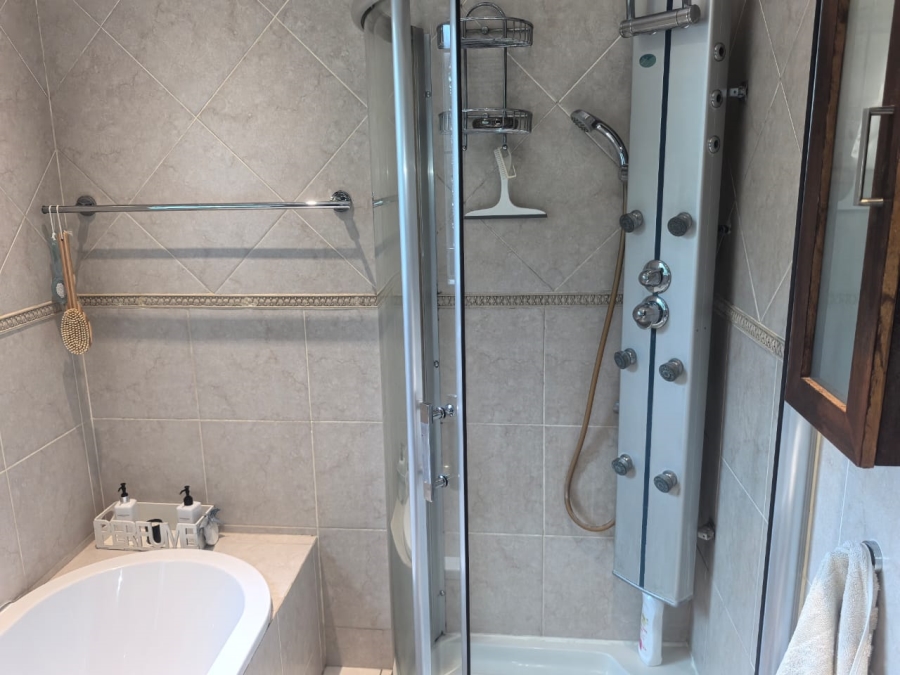 4 Bedroom Property for Sale in Kloofendal Gauteng