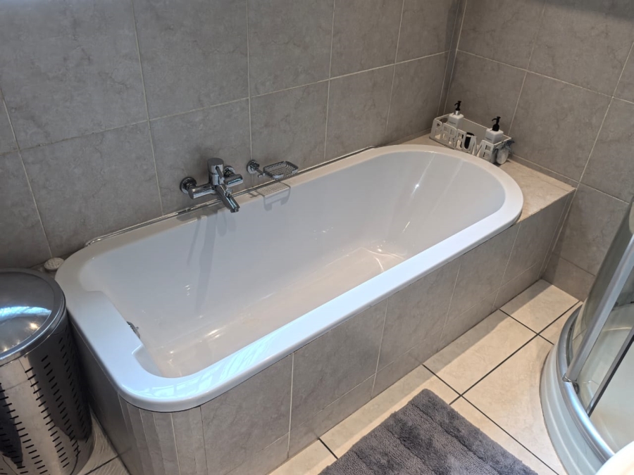 4 Bedroom Property for Sale in Kloofendal Gauteng