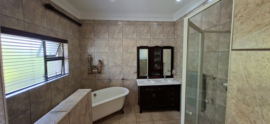 5 Bedroom Property for Sale in Noordheuwel Gauteng