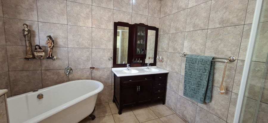 5 Bedroom Property for Sale in Noordheuwel Gauteng