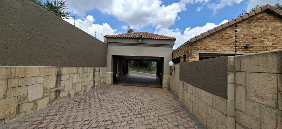 5 Bedroom Property for Sale in Noordheuwel Gauteng