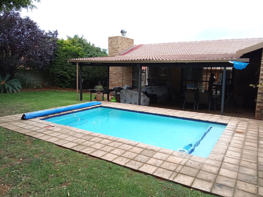 4 Bedroom Property for Sale in Helderkruin Gauteng