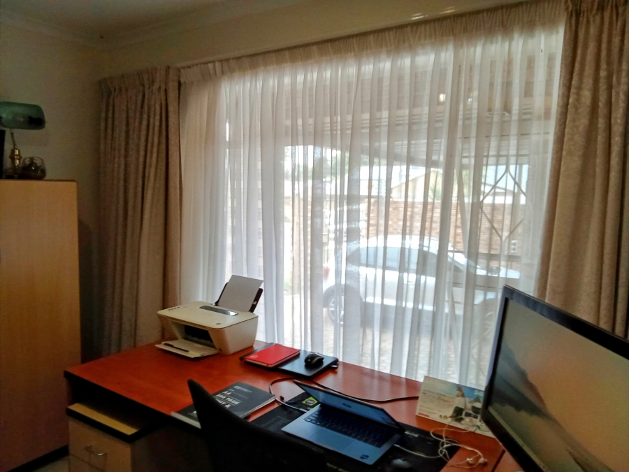 4 Bedroom Property for Sale in Helderkruin Gauteng