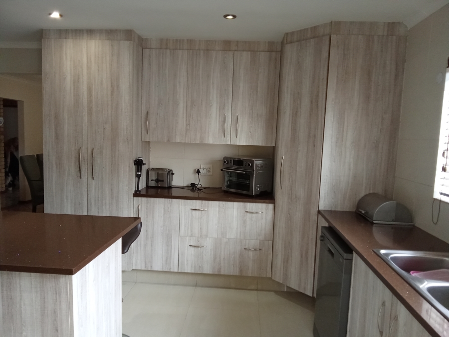 4 Bedroom Property for Sale in Helderkruin Gauteng