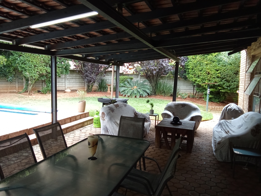 4 Bedroom Property for Sale in Helderkruin Gauteng