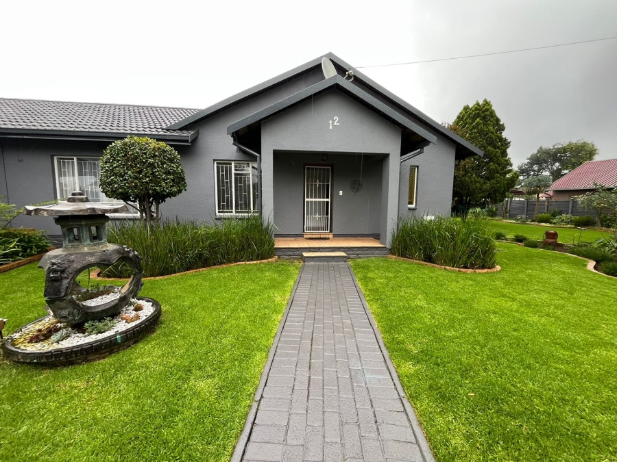 4 Bedroom Property for Sale in Helikonpark Gauteng