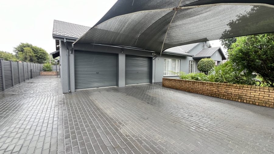 4 Bedroom Property for Sale in Helikonpark Gauteng