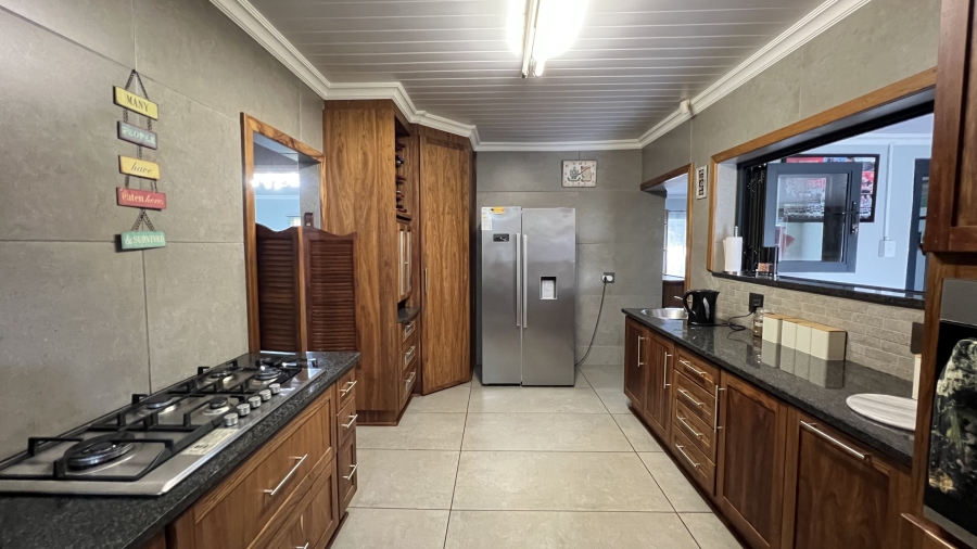 4 Bedroom Property for Sale in Helikonpark Gauteng