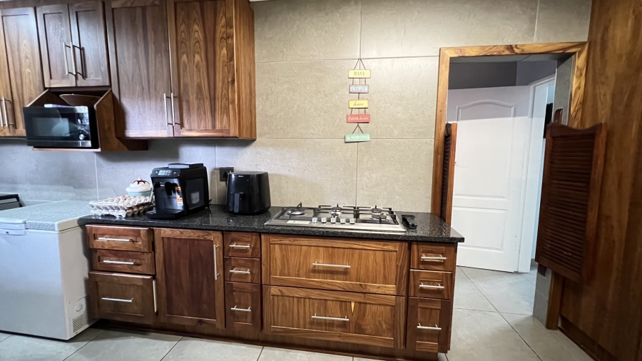 4 Bedroom Property for Sale in Helikonpark Gauteng