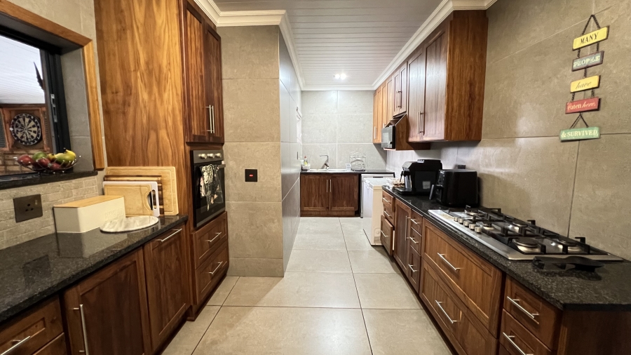 4 Bedroom Property for Sale in Helikonpark Gauteng