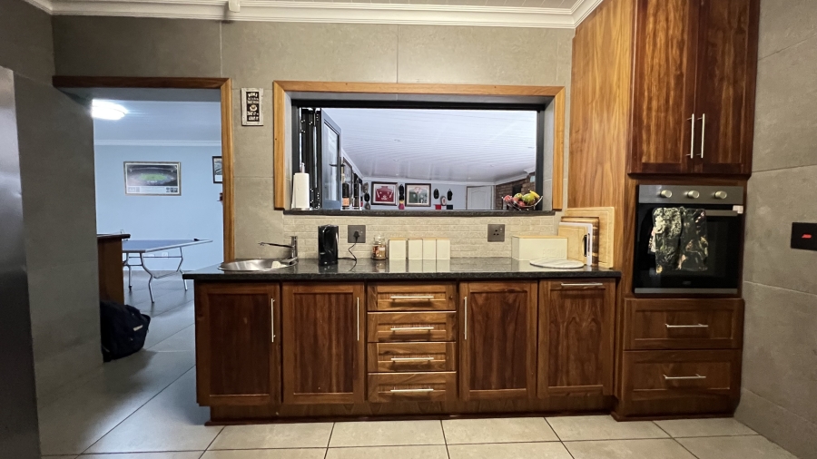4 Bedroom Property for Sale in Helikonpark Gauteng
