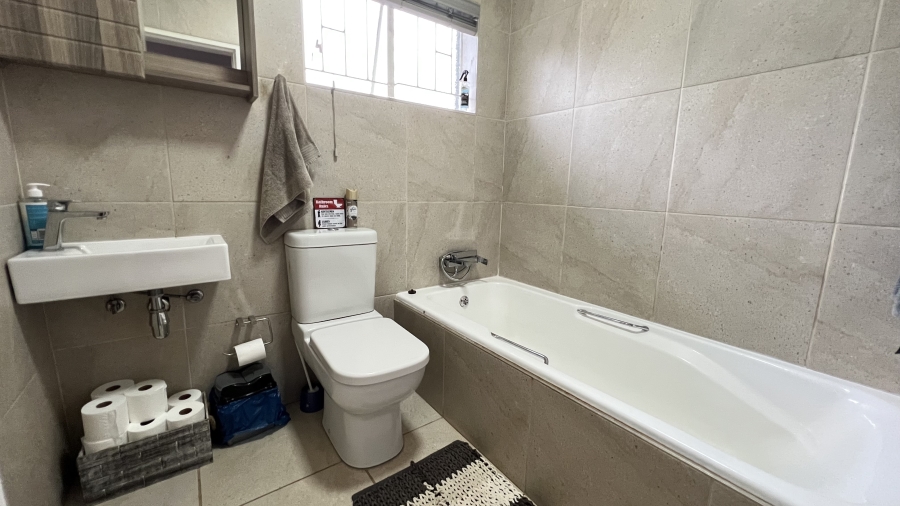 4 Bedroom Property for Sale in Helikonpark Gauteng