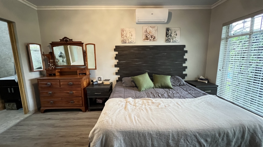 4 Bedroom Property for Sale in Helikonpark Gauteng