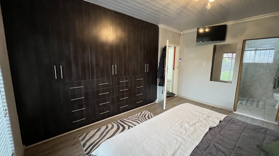 4 Bedroom Property for Sale in Helikonpark Gauteng