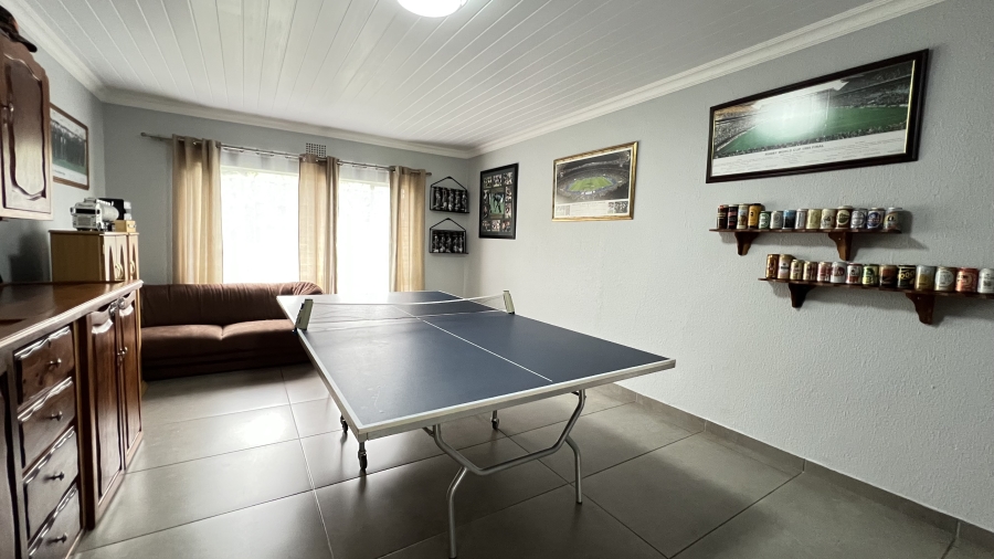 4 Bedroom Property for Sale in Helikonpark Gauteng