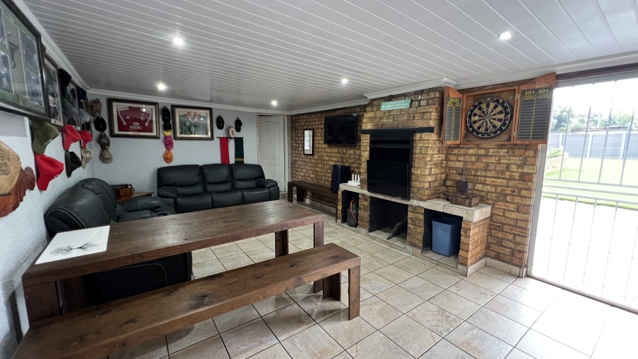 4 Bedroom Property for Sale in Helikonpark Gauteng