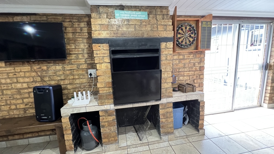 4 Bedroom Property for Sale in Helikonpark Gauteng