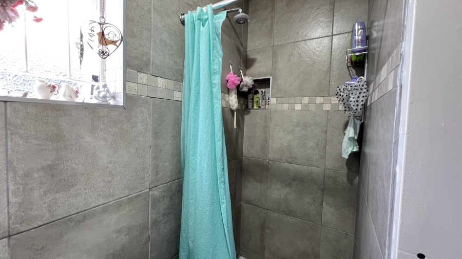 4 Bedroom Property for Sale in Helikonpark Gauteng