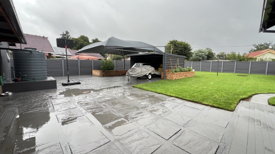 4 Bedroom Property for Sale in Helikonpark Gauteng