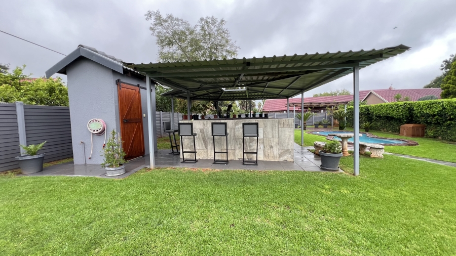 4 Bedroom Property for Sale in Helikonpark Gauteng