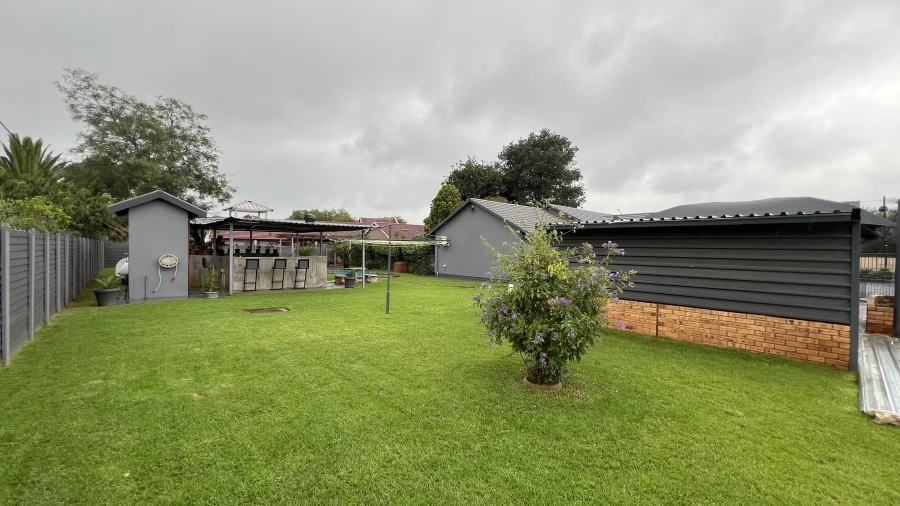 4 Bedroom Property for Sale in Helikonpark Gauteng