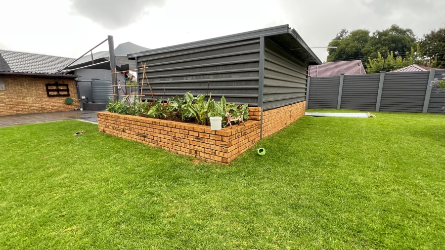 4 Bedroom Property for Sale in Helikonpark Gauteng