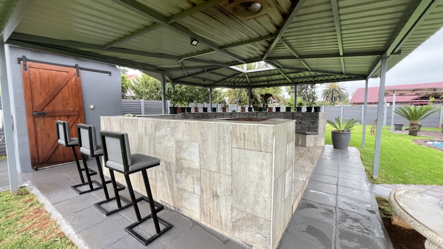 4 Bedroom Property for Sale in Helikonpark Gauteng