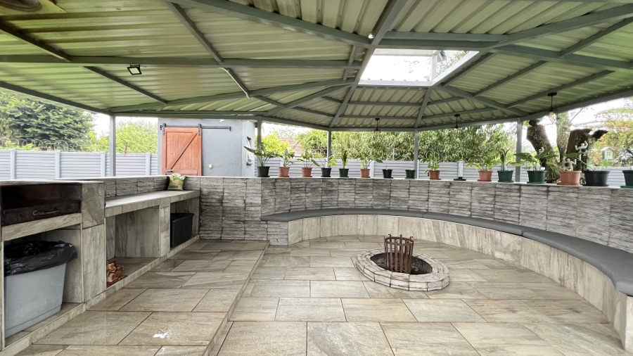 4 Bedroom Property for Sale in Helikonpark Gauteng