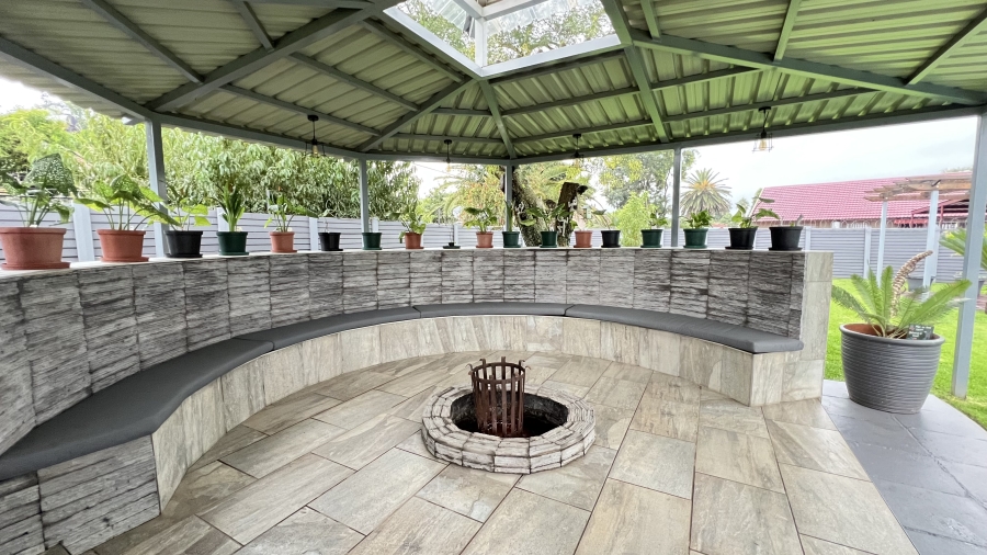 4 Bedroom Property for Sale in Helikonpark Gauteng