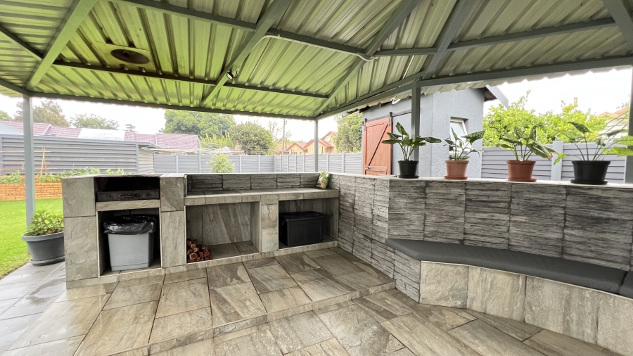 4 Bedroom Property for Sale in Helikonpark Gauteng