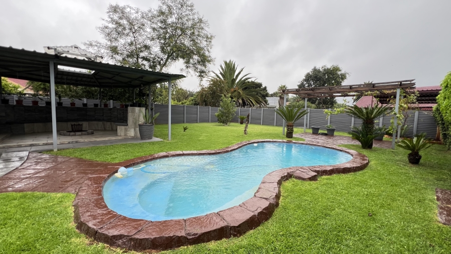 4 Bedroom Property for Sale in Helikonpark Gauteng