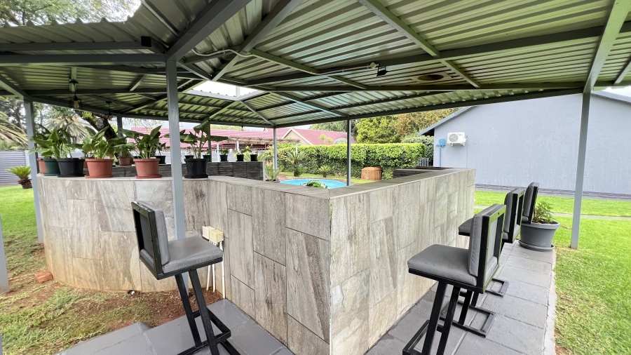 4 Bedroom Property for Sale in Helikonpark Gauteng