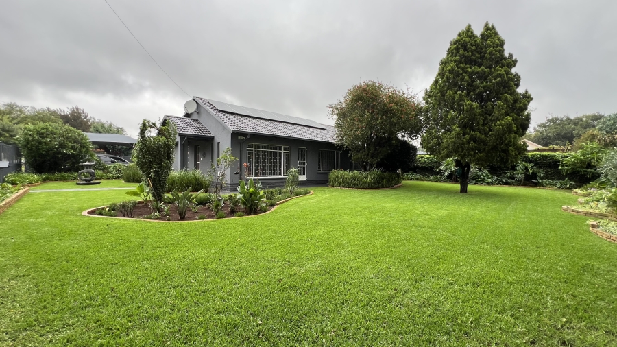 4 Bedroom Property for Sale in Helikonpark Gauteng