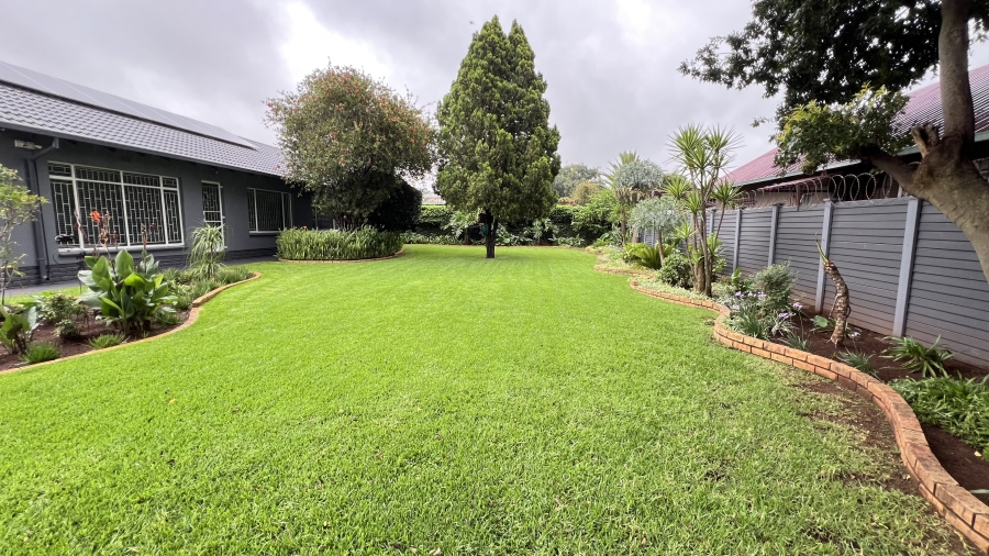 4 Bedroom Property for Sale in Helikonpark Gauteng