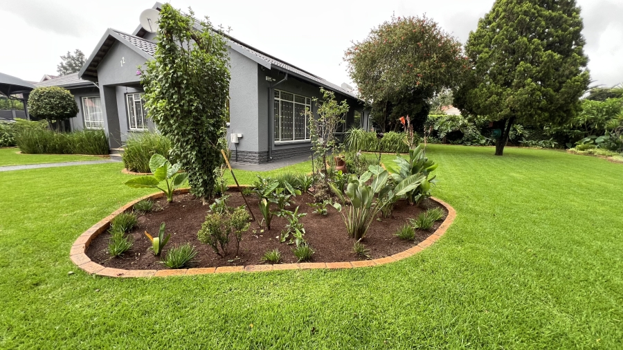 4 Bedroom Property for Sale in Helikonpark Gauteng