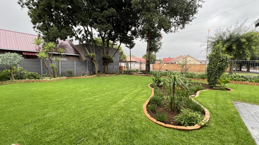 4 Bedroom Property for Sale in Helikonpark Gauteng