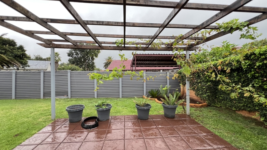 4 Bedroom Property for Sale in Helikonpark Gauteng