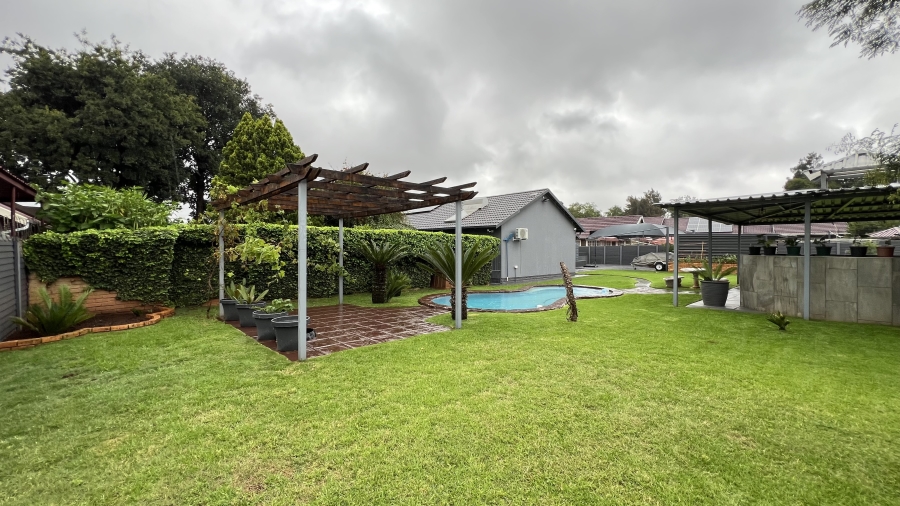 4 Bedroom Property for Sale in Helikonpark Gauteng