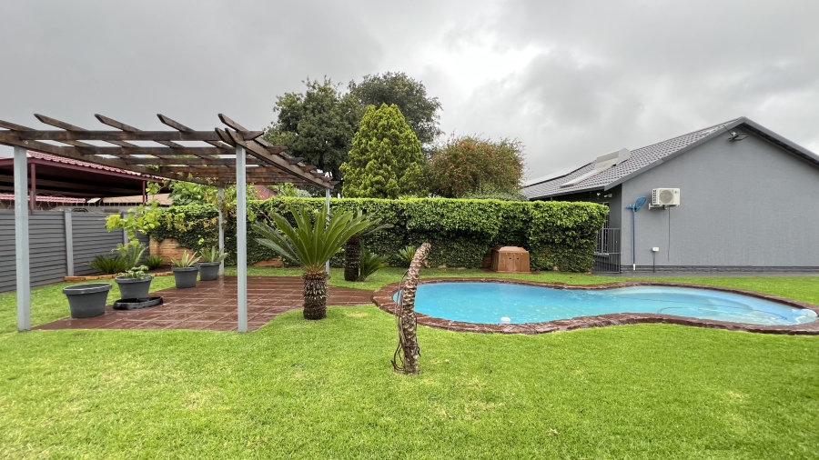 4 Bedroom Property for Sale in Helikonpark Gauteng