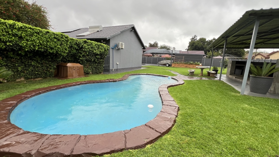4 Bedroom Property for Sale in Helikonpark Gauteng