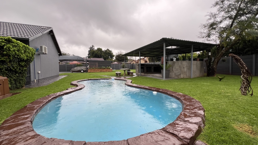 4 Bedroom Property for Sale in Helikonpark Gauteng