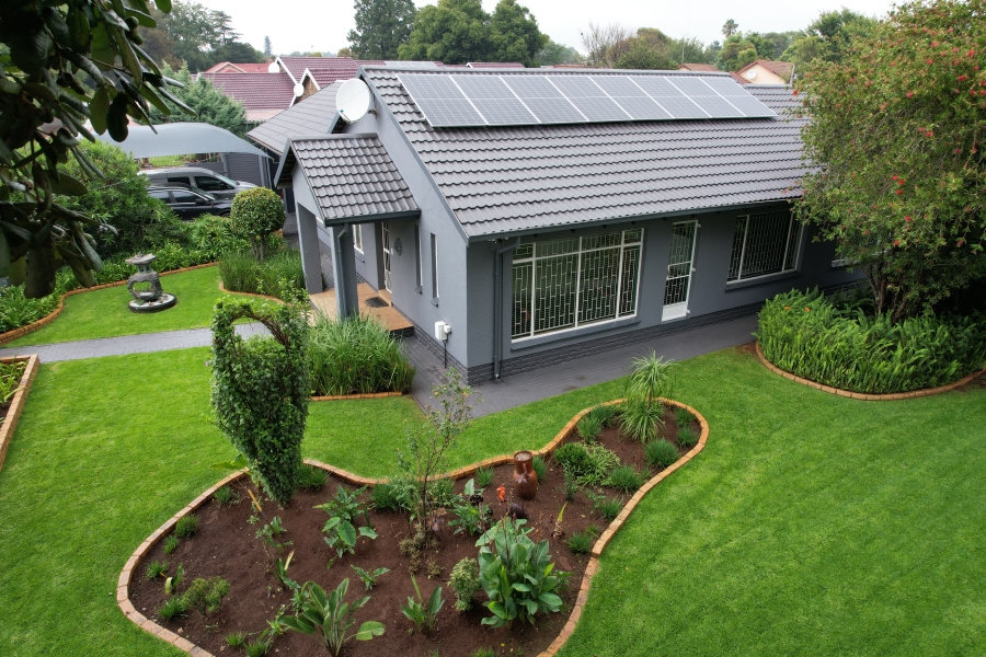 4 Bedroom Property for Sale in Helikonpark Gauteng