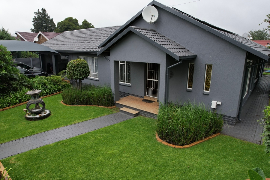 4 Bedroom Property for Sale in Helikonpark Gauteng