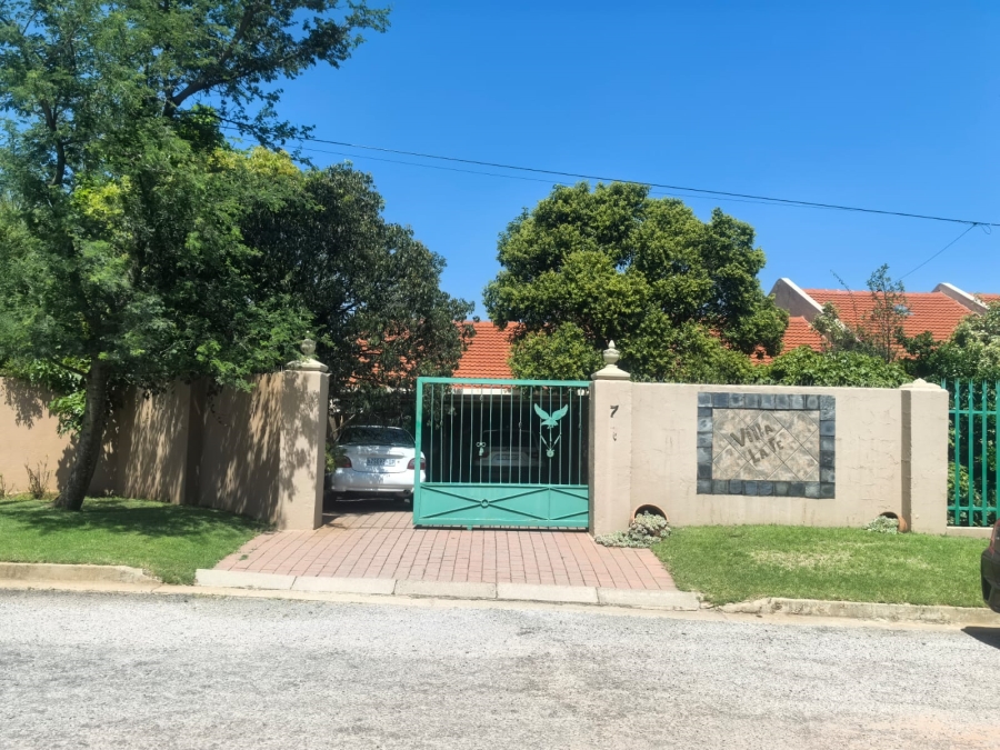 5 Bedroom Property for Sale in Helderkruin Gauteng