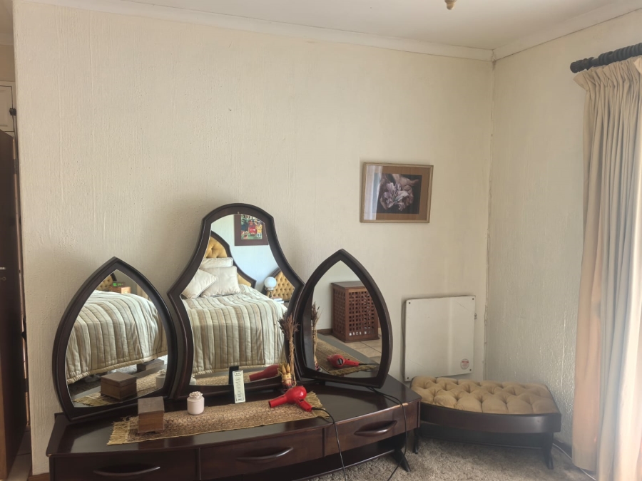 5 Bedroom Property for Sale in Helderkruin Gauteng