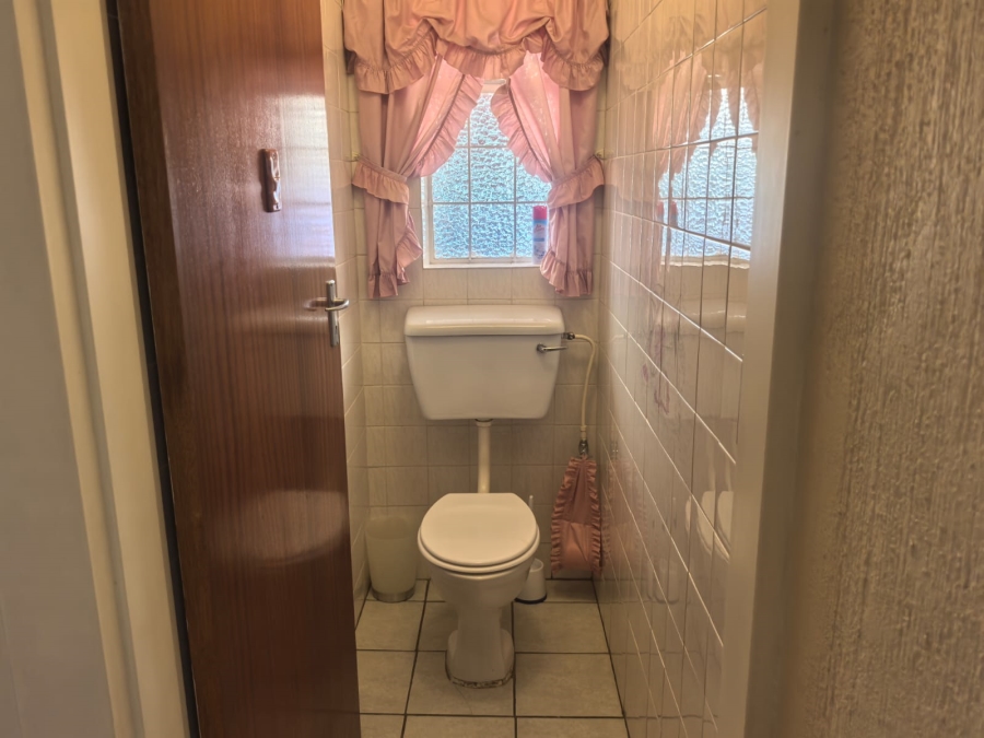 5 Bedroom Property for Sale in Helderkruin Gauteng