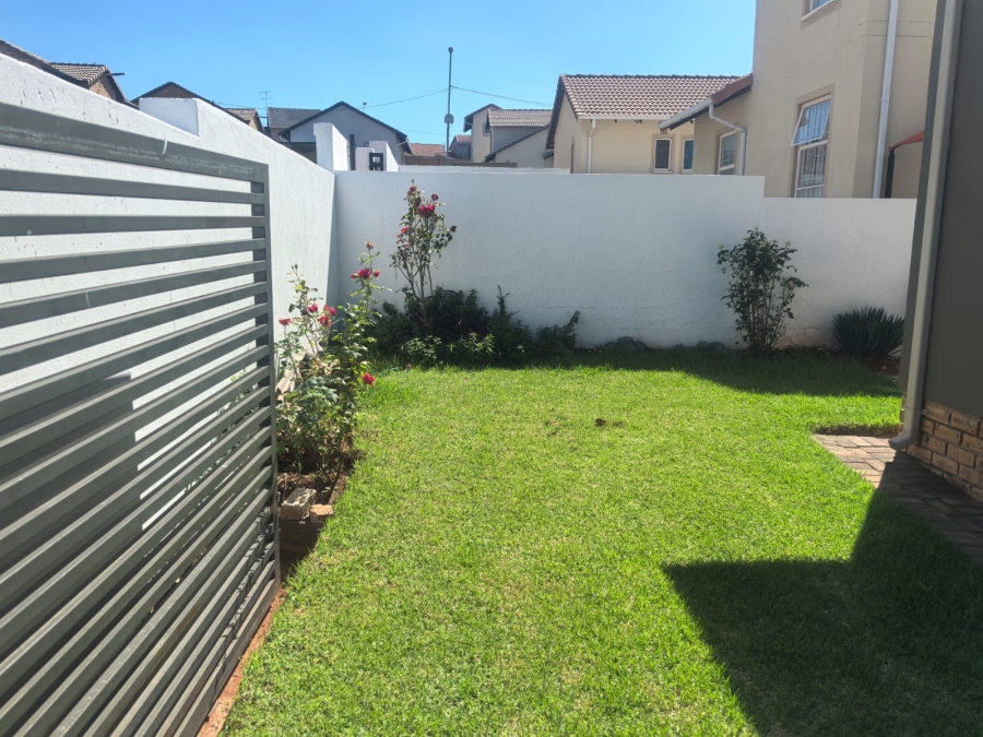 4 Bedroom Property for Sale in Witpoortjie Gauteng